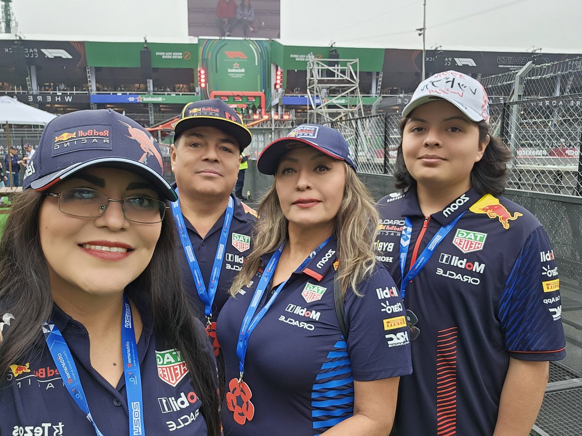 angeeciitha's tweet photo. En familia todo es mejor #MexicoGP https://t.co/cmG6gyIZap