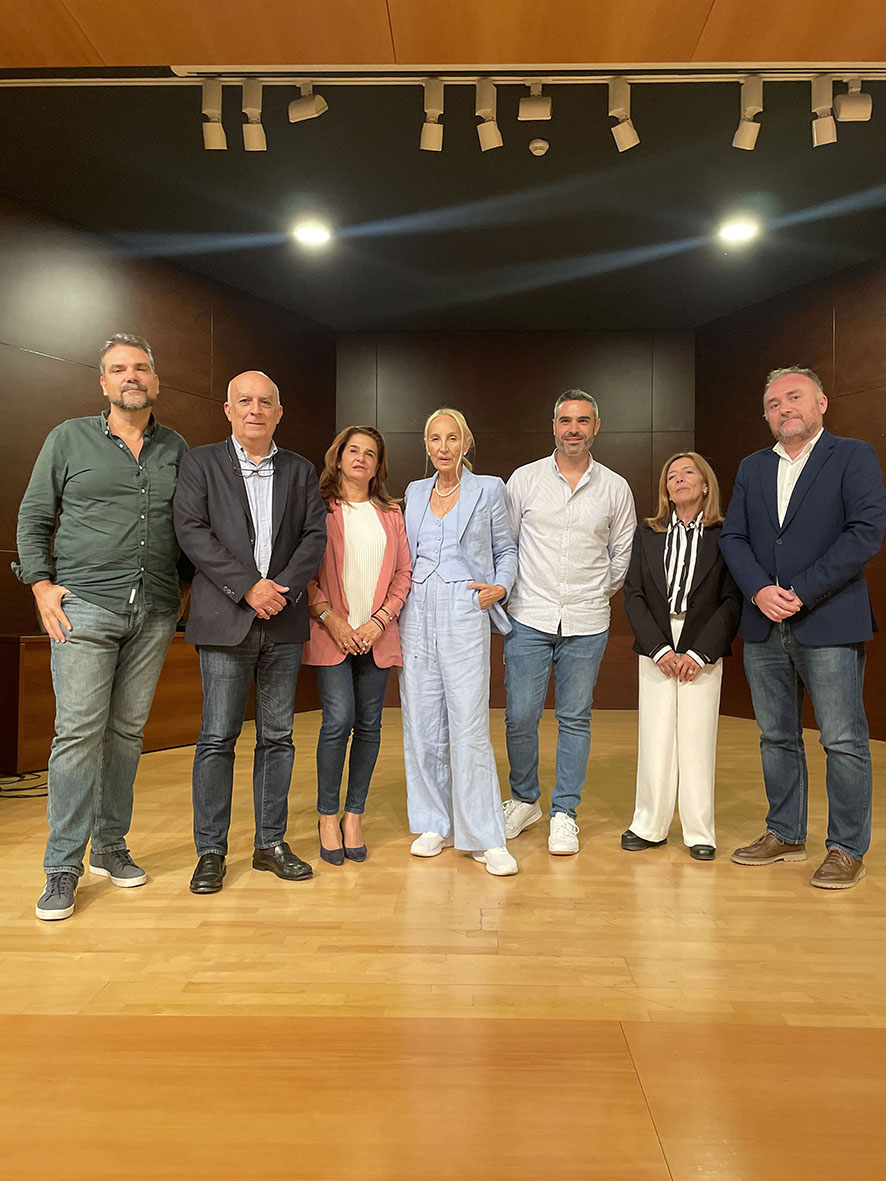 antonioeloyep's tweet photo. Ayer fue la presentación de “La Visitante”, el cortometraje de terror del director malagueño Tony Morales,  en la Biblioteca de Alhaurín el Grande. 

Nuestro director,  Eloy Moreno, estuvo presente ya que la Escuela patrocina este proyecto producido por @heqate.

#MadeinAE https://t.co/xED5ET992w