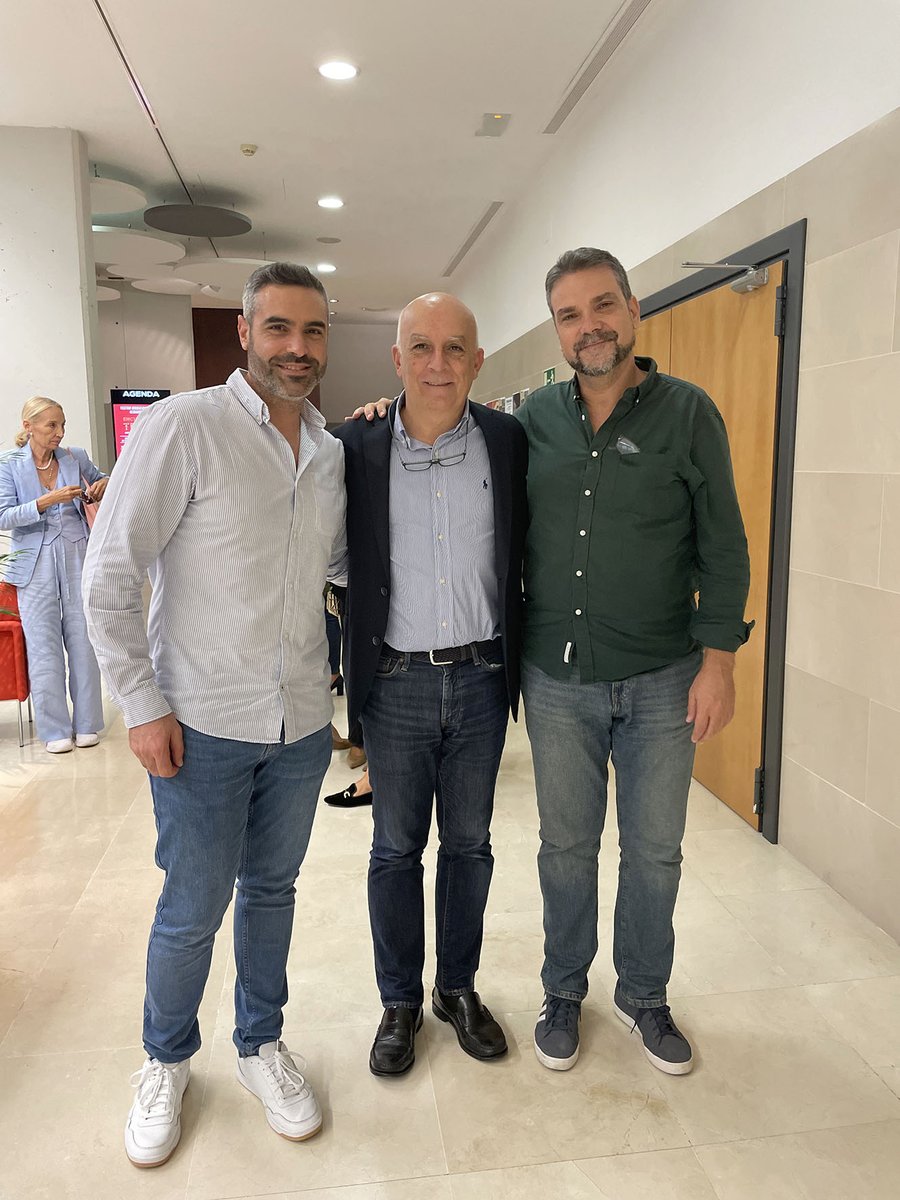 antonioeloyep's tweet photo. Ayer fue la presentación de “La Visitante”, el cortometraje de terror del director malagueño Tony Morales,  en la Biblioteca de Alhaurín el Grande. 

Nuestro director,  Eloy Moreno, estuvo presente ya que la Escuela patrocina este proyecto producido por @heqate.

#MadeinAE https://t.co/xED5ET992w