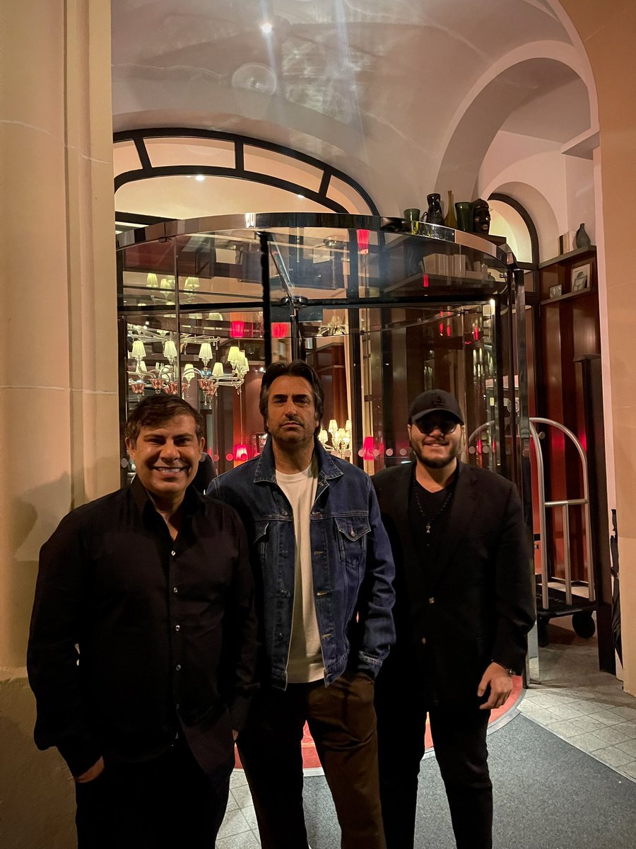 Değerli Ağabeylerim <a href="/ozanickale/">Ozan Ickale</a> ve <a href="/Mhsnkrmzgl/">Mahsun Kırmızıgül</a> yoğun tempomda beni Paris’te yakaladılar. Yıllardır gösterdikleri Ağabeylikleri için ne kadar teşekkür etsem az 🙏🏻🖤