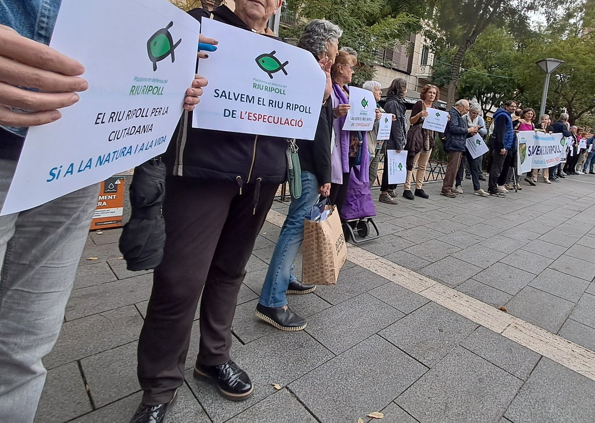 defensaripoll's tweet photo. Avui ens hem trobat per defensar riu en front les intencions de fer-lo servir per especular en comptes de cuidar la natura i preservar-ne l'espai. No els hi ho deixarem fer! https://t.co/jdNGNpKOQR