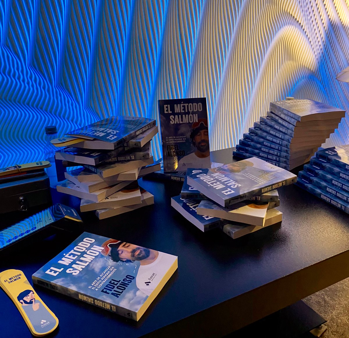 LopezChika's tweet photo. Un evento espectacular a la altura de un libro espectacular de mi hermanito @fidel_alonso
Gran presentación y ambiente mágico de su nuevo libro #ElMetodoSalmon donde volvimos a comprobar lo mucho que se aprende y se disfruta en todos sus proyectos!✨👌🏻🔝
No podéis perdéroslo!📘👍🏻 https://t.co/vH9nRAjsLS