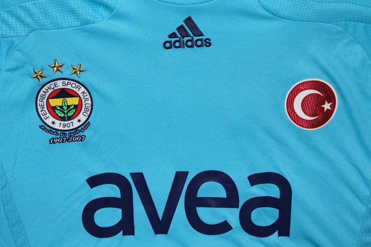 🩵 Turkuaz.

FB tarihinin en iyi alternatif formalarından biri olan bu forma, o sezon çok az maçta giyilmiş, genellikle kaleciler tarafından tercih edilmiştir. 

Bu renkte bir formayı mutlaka yeniden görmeliyiz. Lacivert alternatiflerden sıkıldık.