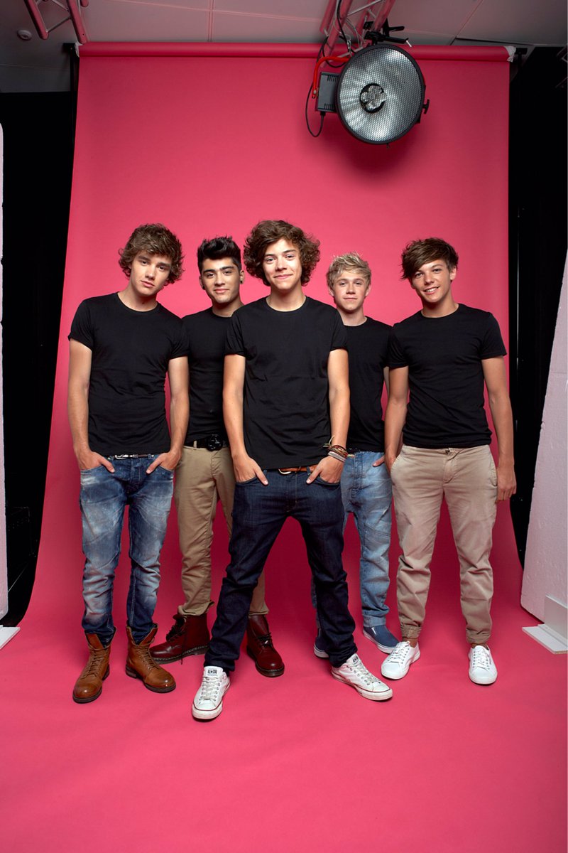 chartdata's tweet photo. All of One Direction's albums simultaneously return to the top 40 on the UK albums chart this week:

#13 Midnight Memories
#21 Made In The A.M.
#22 FOUR
#25 Take Me Home
#38 Up All Night https://t.co/QrXJpWscE0