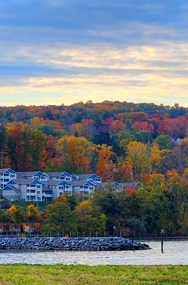 guthrie_em's tweet photo. Fall is in full swing! The Finger Lakes are a short drive north and filled with lots of sightseeing and fall activities! https://t.co/rQJTXBFxEi