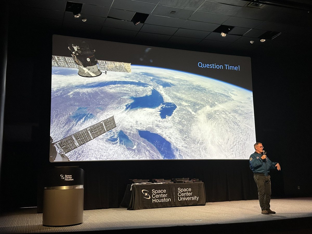 blue_angus's tweet photo. @kevin_astro7 Thanks Kevin 👍great to hear from u today; inspiring our students 🚀🌗🌎 @SpaceUniversity @NASA_Johnson https://t.co/7sO7o4xoff