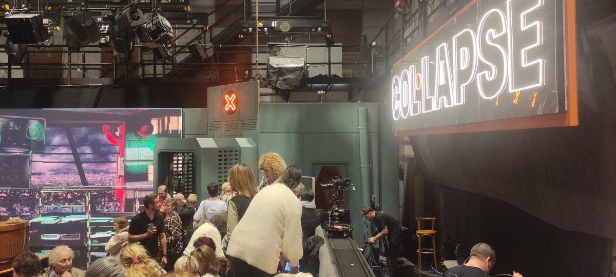 CfaCornella's tweet photo. Aquest matí, l'alumnat del grup de #matí de #GES2 ha visitat les instal·lacions de @som3cat i ha assistit com a públic al programa #CollapseTV3 que s'emetrà demà. Ha estat una experiència molt interessant, descobrint la televisió des de dins!! 😍 🥰 @educaciocat @CRPCornellaSJD https://t.co/QGqx1FD1Vy