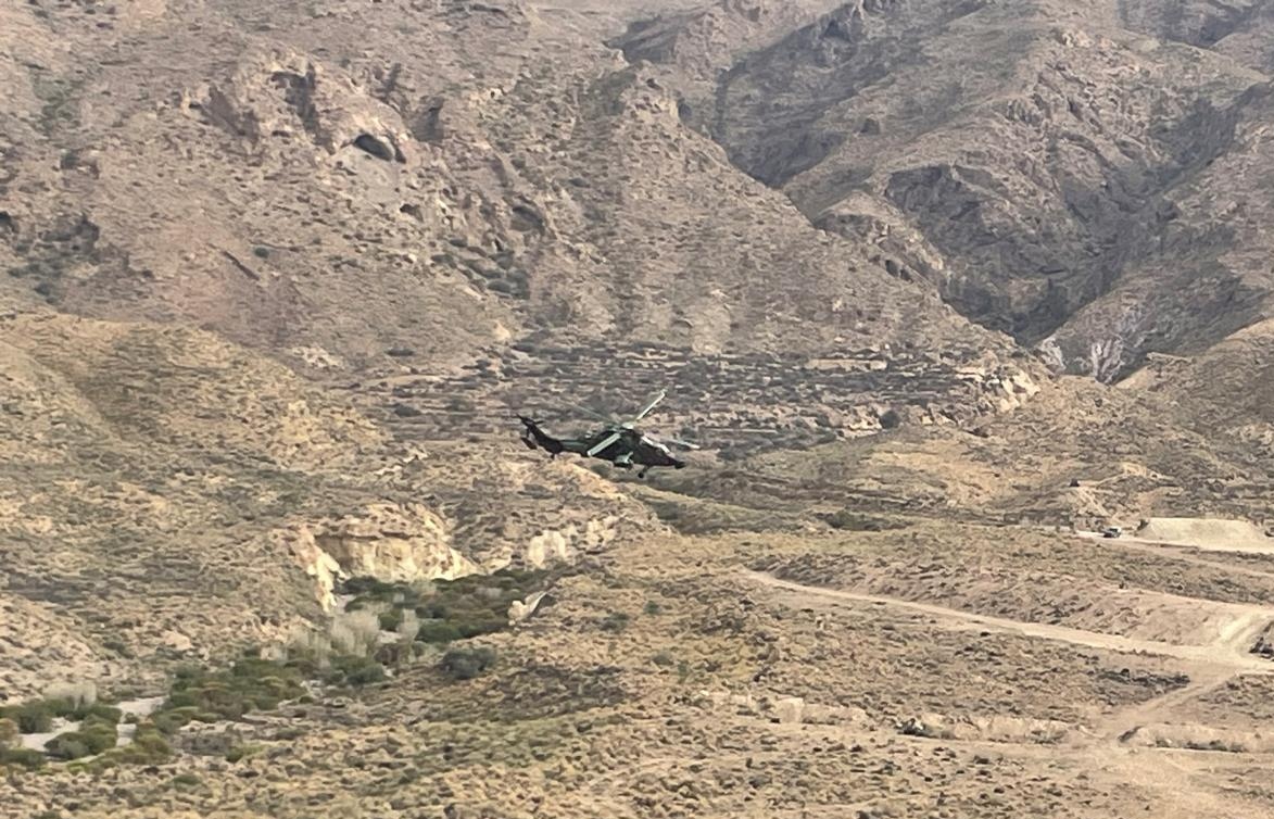 COMGEMEL_ET's tweet photo. Dentro del ejercicio BETA "Royo de Diego", del #RAMIX32 en el CMT Álvarez de Sotomayor (#Almería), se ha realizado una colaboración con el #BHELAI de las #FAMET. Observadores avanzados del GACA I/32 realizan conducciones CCA de helicópteros Tigre sobre objetivos reales @MCANA_ET https://t.co/at2QSjkmye