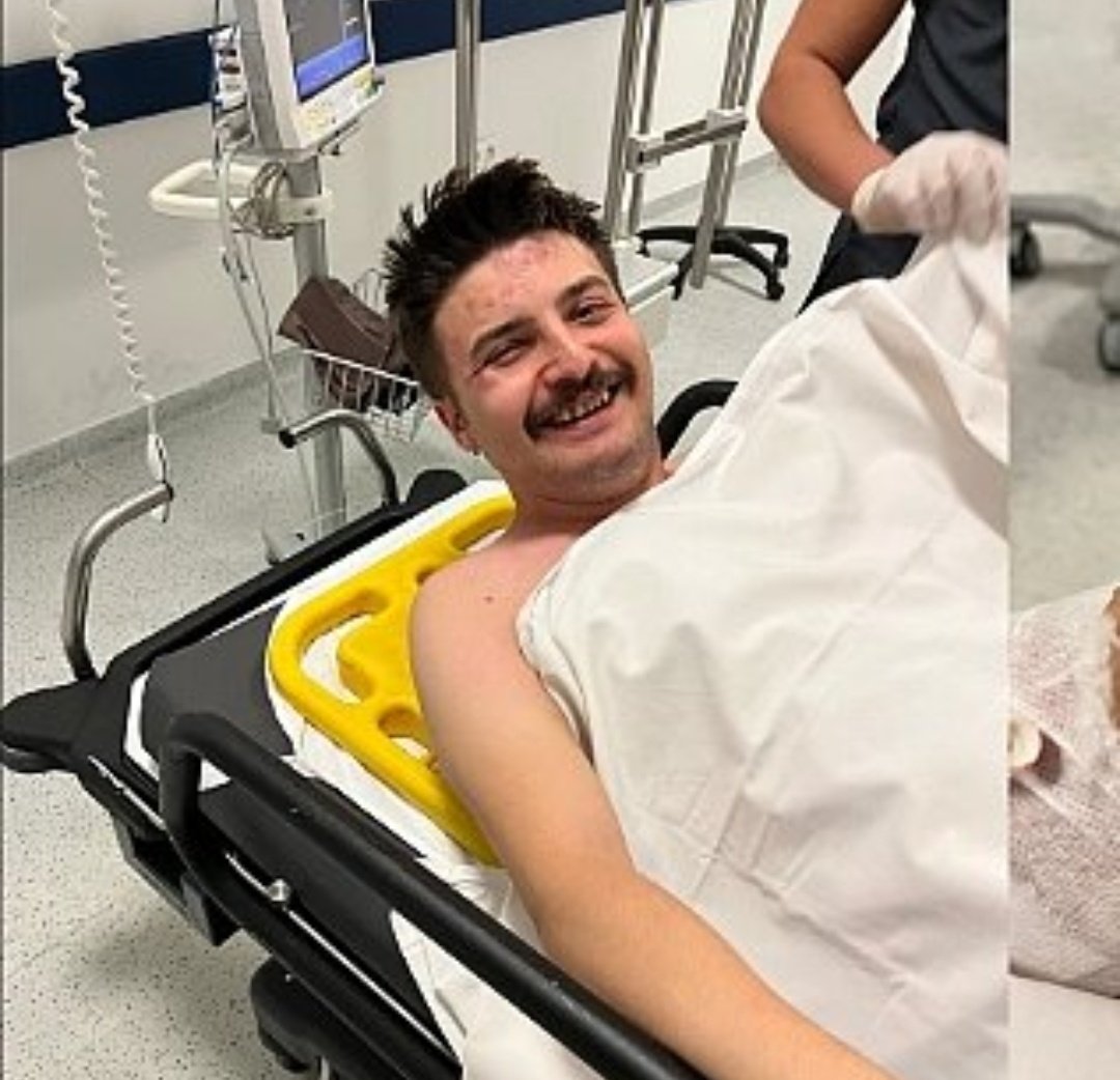 ‼️ ODTÜ'de PKK sempatizanları, milliyetçi bir öğrenciyi pusuya düşürerek 20 kişi saldırdı!

#KampüsteTeröristİstemiyoruz