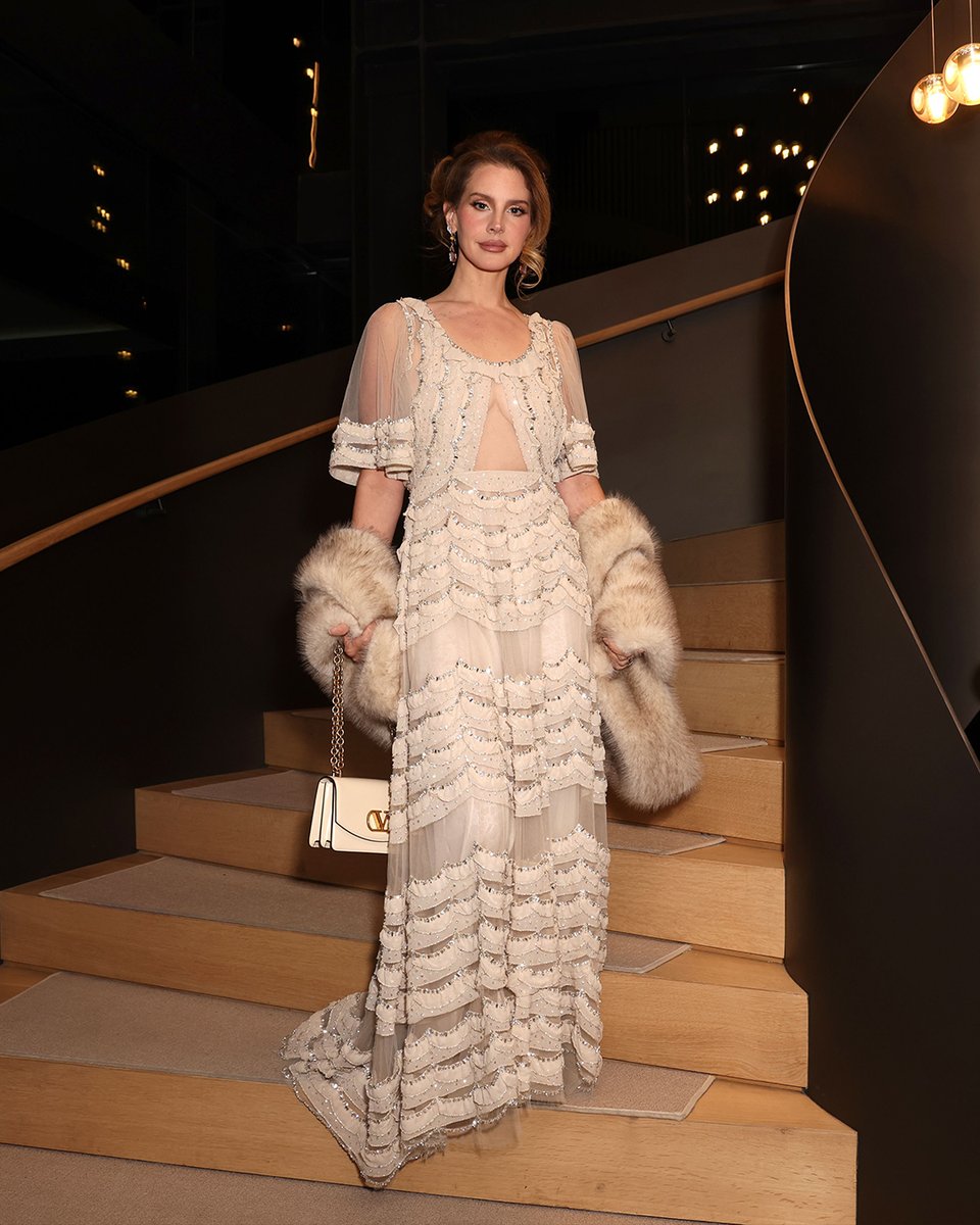 MaisonValentino's tweet photo. For the InStyle Imagemaker Awards #LanaDelRey was seen in a #ValentinoAvantLesDébuts look paired with the #VALENTINOGARAVANI #VainBag by Creative Director #AlessandroMichele.

@InStyle https://t.co/S0cBAlHFYG