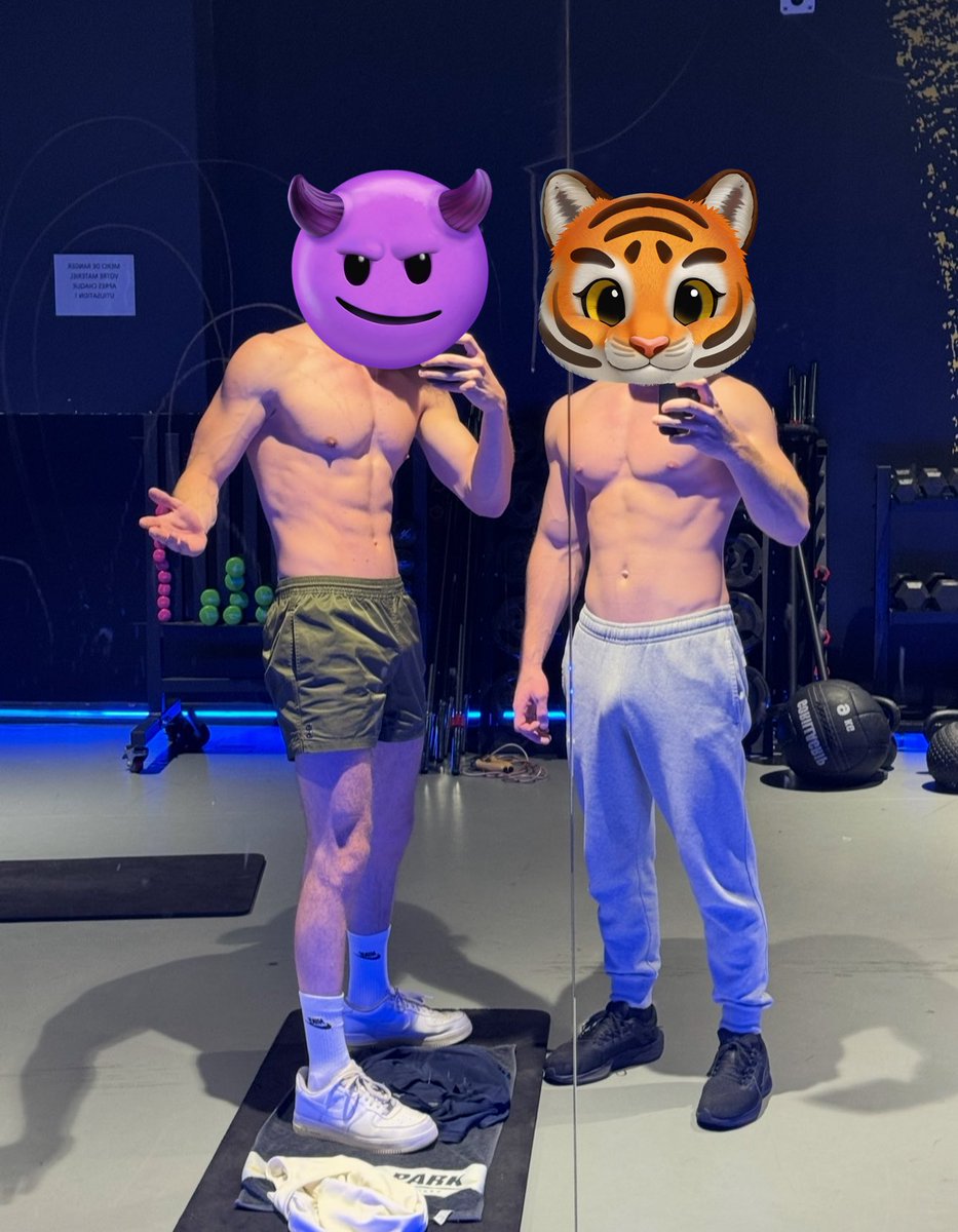 🔥 Avec le poto <a href="/xxl_raph/">Raph XXL</a>, on sort tout juste du sport 💪🏻🏋️‍♂️
On a bien transpiré 💦

RT si tu aimerais venir taffer entre nos cuisses 😈

💬 dis moi en commentaire ce que tu nous ferais (et si t’es dispo ce soir 😏) 🥵🔥

#militaryboy #fitboy #hotcontent