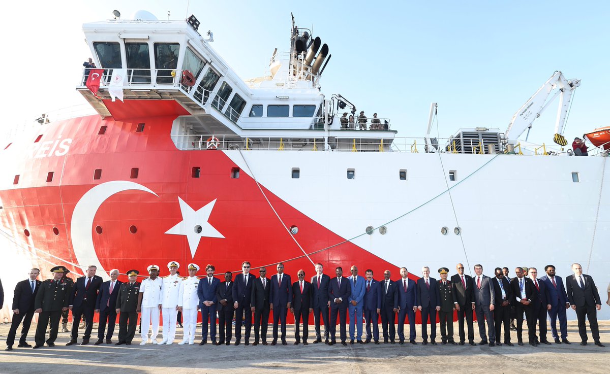 Mogadişu Limanı’nda Somali Cumhurbaşkanı Sayın Hasan Şeyh Mahmud ile Oruç Reis Sismik Araştırma Gemimizi karşıladık.

Gemimiz 6 ay boyunca her biri 5 bin kilometrekarelik 3 blokta sismik arama yapacak.
 
Türkiye olarak Somali’yi Afrika kıtasında en önemli ortaklarımızdan biri