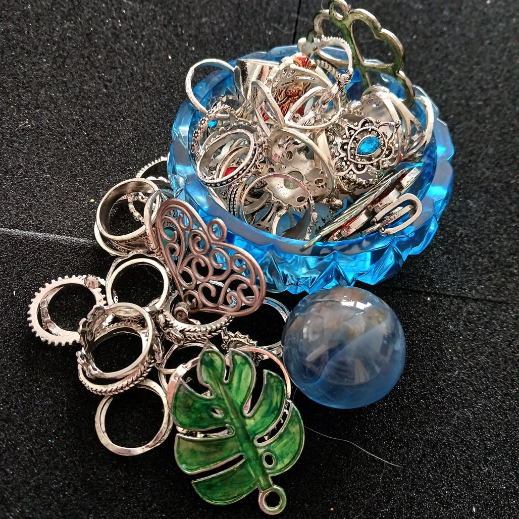 JamieSherfy's tweet photo. The Walking Crow will have rpg dice, sets and single. Also, Rings, plants, plant pots, plantbombs and more. Affordable with a great selection. Come see us!

Huge Market! Incredible selection of merchants. Food trucks & easy access to bathrooms.

Saturday 26th of October at Bluebelle Local Mercantile. 
11am to 4pm

#Saturdaymarket #Jewelry #ResinArt #BlueBelleMarket #Market #Holiday #GardenBomb #HousePlants #garden  #ColumbusGA #dnd #d20 #dicehoard #dice #dungeonmaster #gamemaster #rpg #rpgdice #dicemaking #dicemaker @rotanistbotanist @bluebellecolumbus @jamiesherfy @thewalkingcrow