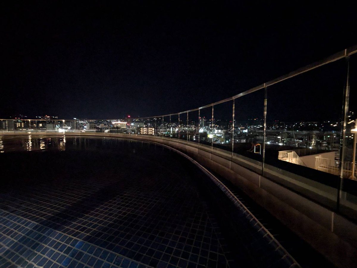 bYbhaGUxE2LhQGR's tweet photo. スタジアムの周りを、夜散歩しました。
ホテルの装飾や施設のデザインがとにかく美しく、高級感があります。客室廊下のガラスから一階まで見えました😳✨
ホテルの温泉入ったのに
足湯を見つけたので娘と
夜景🌃を見ながら明日行く
温泉施設YUKULUの話を♪楽しみです✨🍀 https://t.co/60Ikxh8zyx