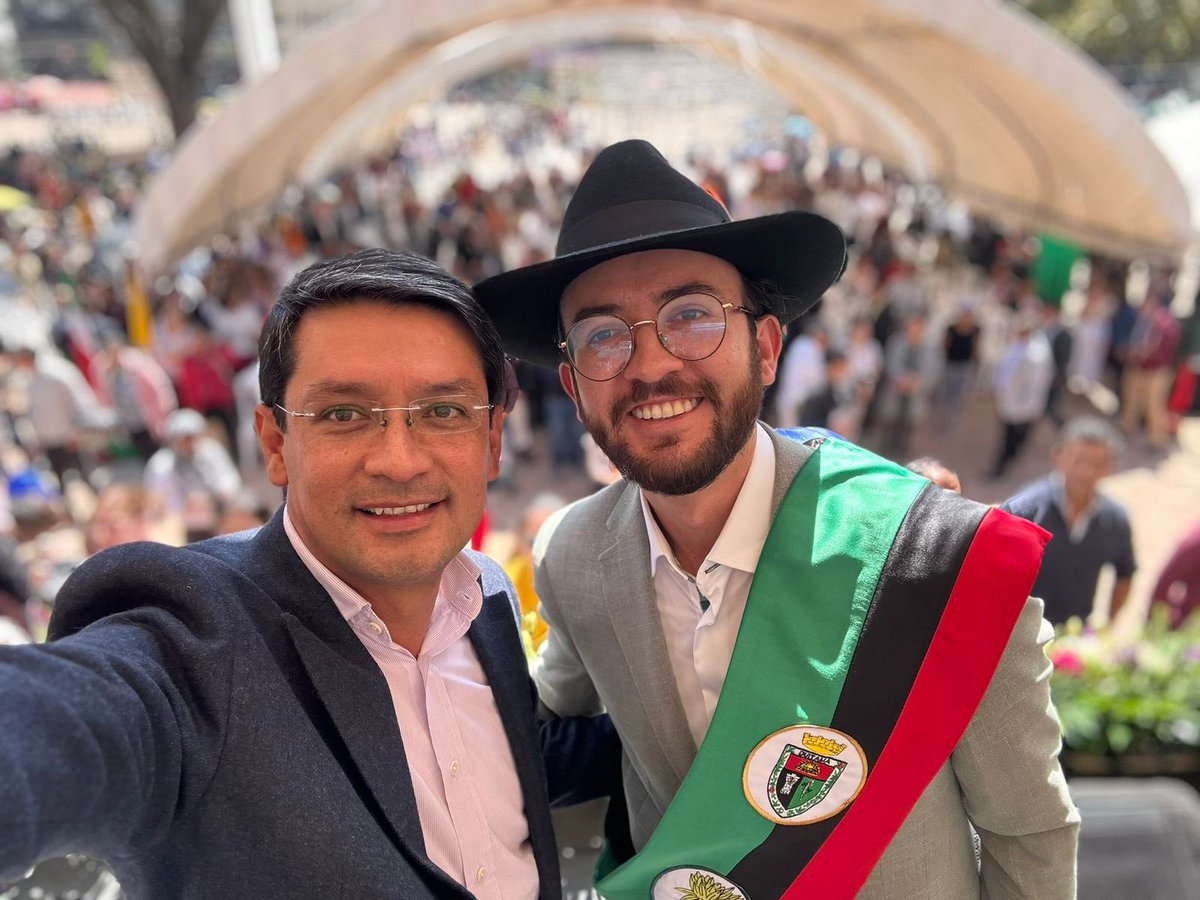 Camilo Romero (@camiloromero) on Twitter photo Por el pueblo de Duitama que en democracia eligió a <a href="/JLuisBohorquez/">José Luis Bohórquez</a> como su alcalde, me alegra que se le haya levantado la suspensión y pueda retomar sus labores.
Cuando lo acompañé a la posesión le dije que el viejo poder prepotente, al que derrotó recorriendo las calles y Por el pueblo de Duitama que en democracia eligió a <a href="/JLuisBohorquez/">José Luis Bohórquez</a> como su alcalde, me alegra que se le haya levantado la suspensión y pueda retomar sus labores.
Cuando lo acompañé a la posesión le dije que el viejo poder prepotente, al que derrotó recorriendo las calles y