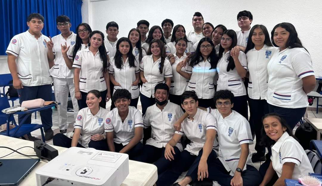 👩‍⚕️#VidaUniversitaria | Los grupos 1010 y 1030 de la Facultad de #EnfermeríaUNAM recibieron clases sobre la Unidad III: Percepción ante la Salud - Enfermedad y Respuestas Humanas-, a cargo del docente Wilberth Miguel Ramírez Peña.