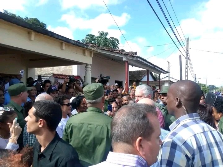 🚨Cientos de abreuenses acuden a intercambiar con <a href="/DiazCanelB/">Miguel Díaz-Canel Bermúdez</a> Primer Secretario del #CCPCC y Presidente de #Cuba a su llegada al municipio de #Abreus
Las personas escucharon con atención el mensaje del líder 💪
#UnidosXCuba