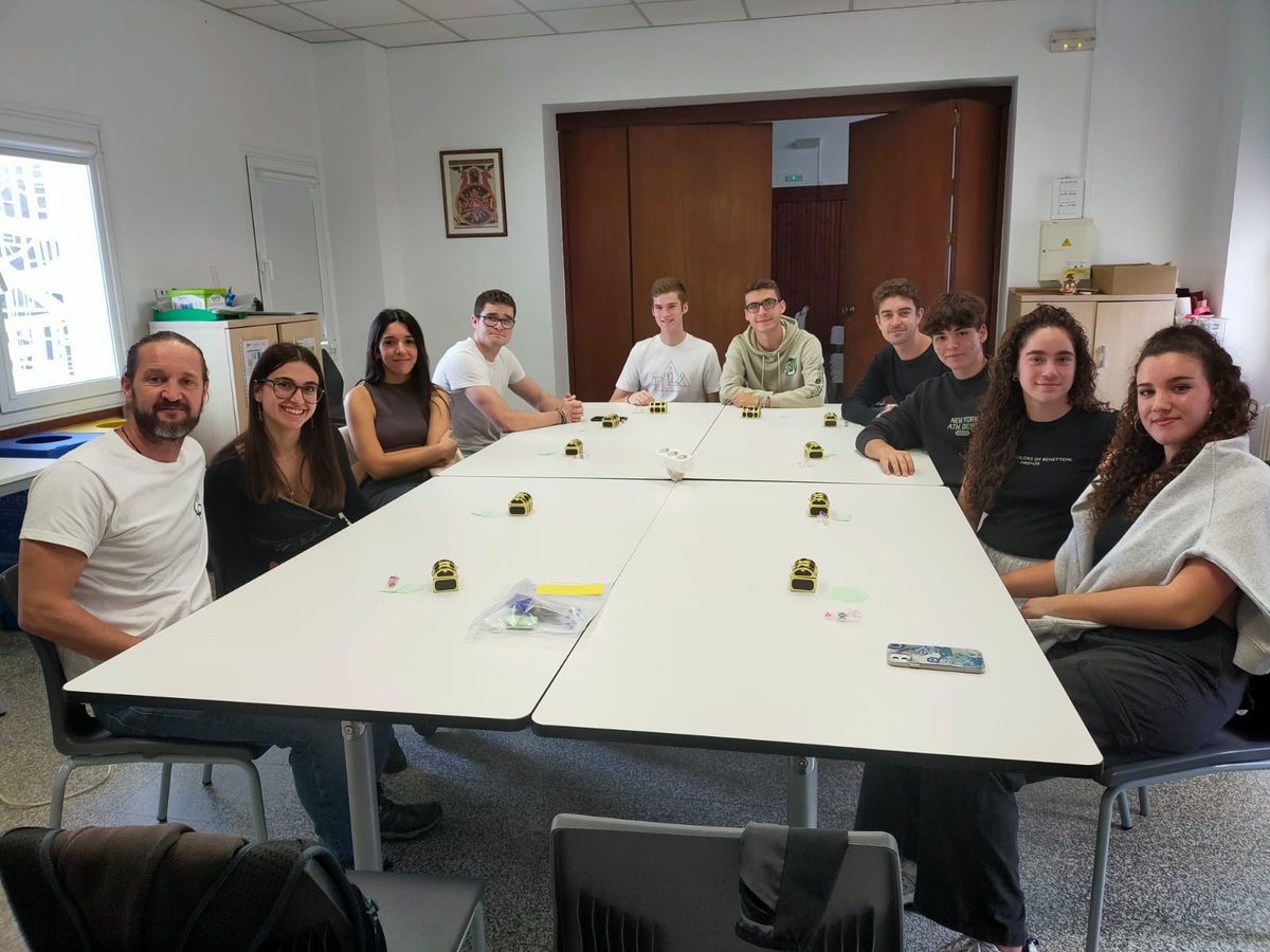Hoy, Fent Camí ha disfrutado de su primera formación del año en manos del director del colegio, Manuel Falo. ¡Seguro que se han nutrido de muchas experiencias buenas para poder transmitir a los niños y niñas!