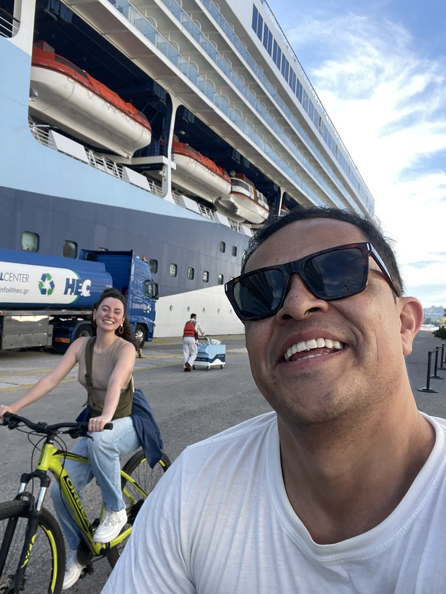 ChuyRod24146686's tweet photo. Pues llegando bien pinche tarde al  #DuarteYRuloEnPoderoso por razones importantes, mañana empiezan mis vacaciones y hay que dejar todo bien acá, después de 2 vuelos y 20 horas entre aeropuertos y aviones, ya el domingo dejo de viajar por un rato, saludos desde Korfu, Grecia. https://t.co/8Mhcx8Gc4N