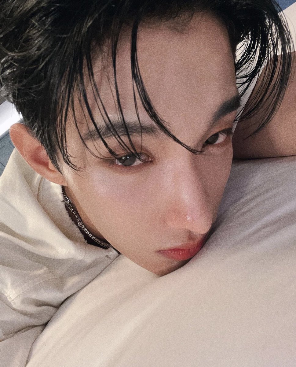 sourkyeom's tweet photo. happy one year to this insane image https://t.co/kFXK2aAmTD