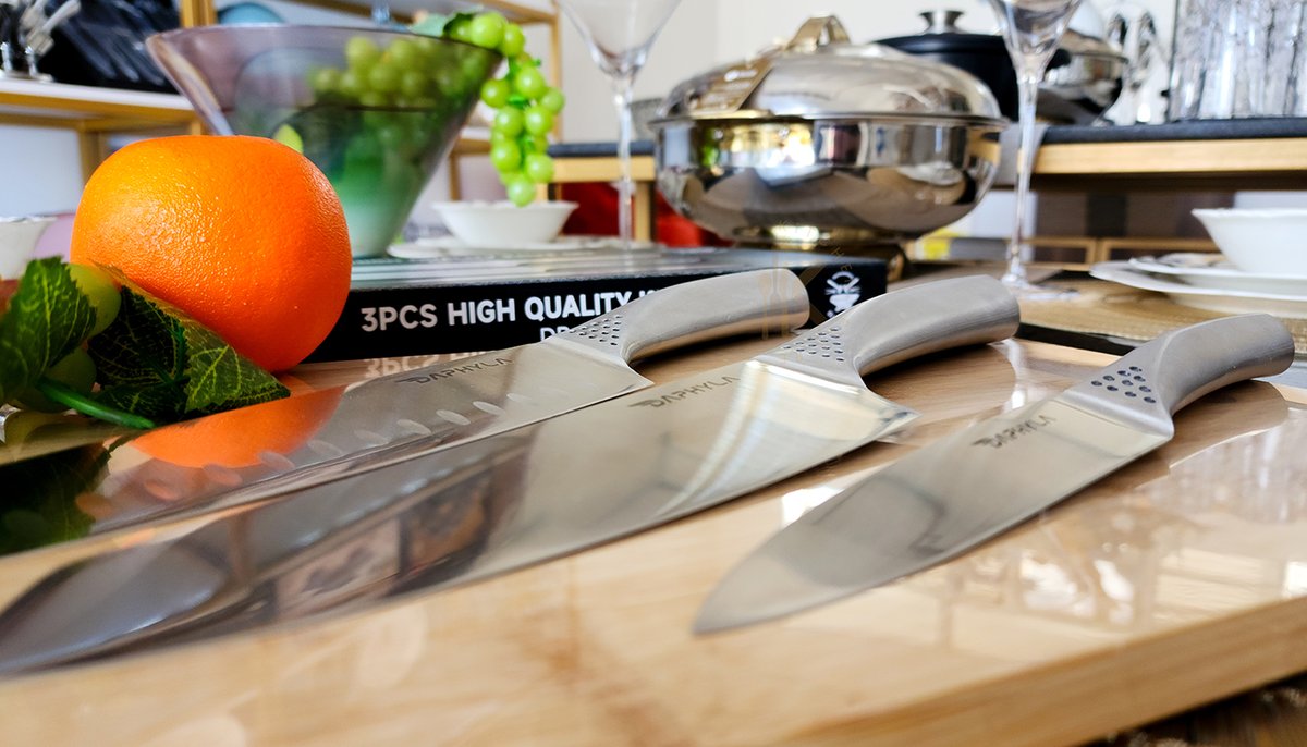 KitchenFlaire's tweet photo. 🔪 Premium 1-Piece Stainless Steel Knife Set!
💥 Razor-sharp blades, corrosion-resistant, and built to stay shiny and sharp with ease.
Includes:
✅ 8" Chef Knife
✅ 7" Santoku Knife
✅ 5" Utility Knife
Ksh 2,900! 🔥
#KitchenEssentials #ChefTools #StainlessSteel #KnifeSet https://t.co/5prIh1cr85
