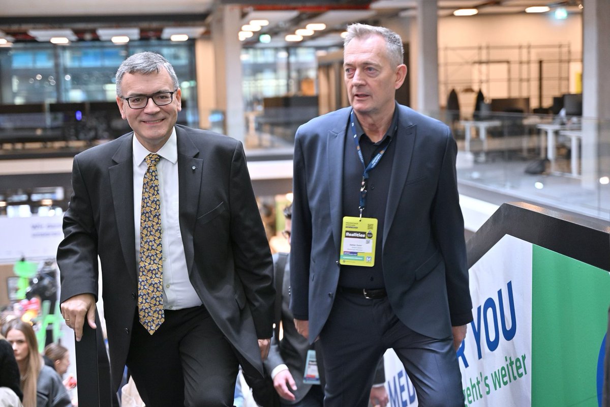fwhfreising's tweet photo. Rundgang bei den Medientagen München #MTM24: Bayern ist das Herzstück der deutschen Medienlandschaft. Wir sind verlässlicher Partner für die vielen Unternehmen aus Hörfunk, Rundfunk, Film und Print, denen wir weiterhin beste Rahmenbedingungen bieten wollen. Vielfalt und Qualität in der Berichterstattung sind entscheidend für den demokratischen Diskurs, das ist uns wichtig, aber auch der faire Wettbewerb. Dazu gehört, den Auftrag des öffentlich-rechtlichen Rundfunks zu schärfen und wieder mehr auf das Wesentliche - die Information - zu konzentrieren. Das Miteinander von beitragsfinanziertem Rundfunk und Privaten muss mit Augenmaß austariert werden, um auf Dauer zukunftsfähig zu sein. @medientage_mtm