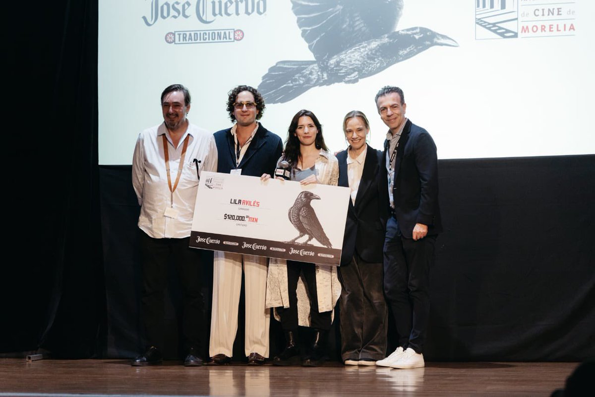Alejandro Ramírez M. (@alejandro_ramz) on Twitter photo La premiada y reconocida directora Lila Avilés (<a href="/lilaavilescine/">Lila Avilés</a>) recibió hoy el Premio Cuervo Tradicional, durante el #FICM2024, por sus logros y aportaciones al cine nacional. Enhorabuena y que sigan los éxitos en tu trayectoria. <a href="/FICM/">Morelia Film Fest</a> <a href="/Cinepolis/">Cinépolis</a> La premiada y reconocida directora Lila Avilés (<a href="/lilaavilescine/">Lila Avilés</a>) recibió hoy el Premio Cuervo Tradicional, durante el #FICM2024, por sus logros y aportaciones al cine nacional. Enhorabuena y que sigan los éxitos en tu trayectoria. <a href="/FICM/">Morelia Film Fest</a> <a href="/Cinepolis/">Cinépolis</a>