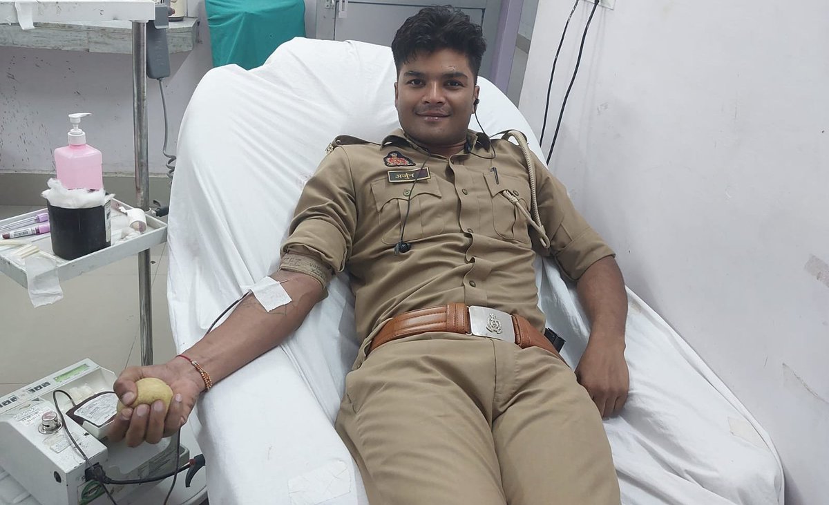 मानवीय मूल्य..❤️

इटावा से रात्रि 11 बजे 112  मुख्यालय को एक महिला द्वारा कॉल किया गया। इस कॉल के दौरान उन्होंने बताया कि कुछ लोग उसके साथ बत्तमीजी कर रहे हैं। 
ये इवेंट दोपहिया PRV 5099 को दिया गया। 5 मिनट के अंदर PRV मौके पर पहुंच गई। PRV कर्मियों ने महिला से पूछा कि कौन