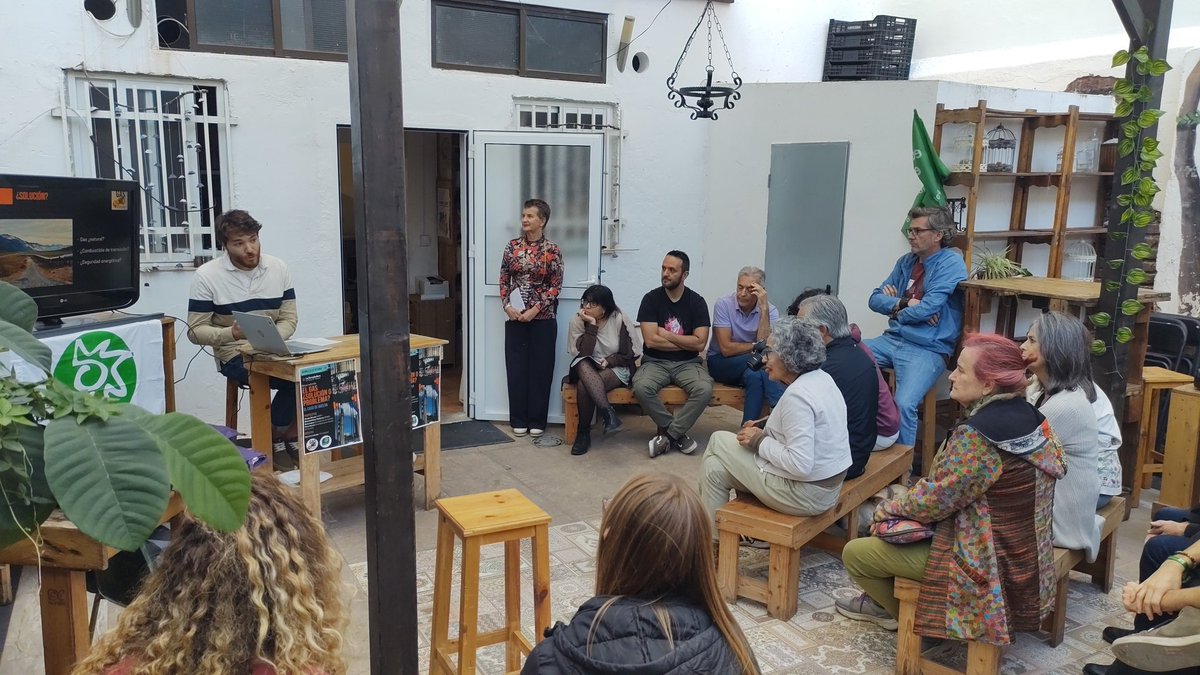 Estamos en #Huelva uno de los polos industriales más contaminados de nuestro territorio.
Un momento de encuentro para poner rostro a los afectados por una industria tan sucia como la gasista.
Gracias a <a href="/ecologistas/">Ecologistas en Acción</a> de Huelva por acogernos.