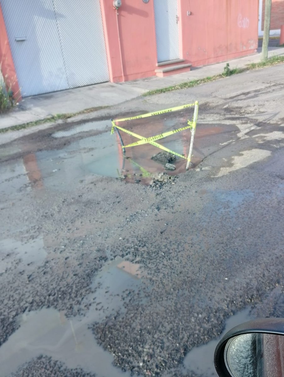 vanemo30's tweet image. Esta fuga en calle acacias y 16 de septiembre en bugambilias lleva DÍAS!! La cantidad es increíble!! y @AguadePuebla no resuelve, se está perdiendo muchísima agua. @JCarlos_Valerio @carlosmartinh