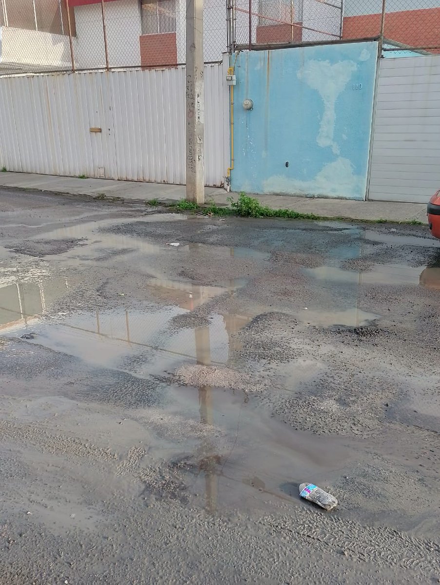 vanemo30's tweet image. Esta fuga en calle acacias y 16 de septiembre en bugambilias lleva DÍAS!! La cantidad es increíble!! y @AguadePuebla no resuelve, se está perdiendo muchísima agua. @JCarlos_Valerio @carlosmartinh