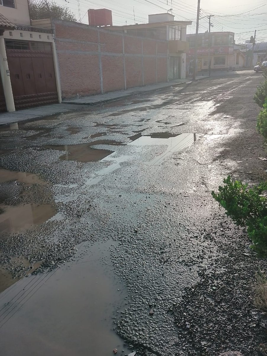 vanemo30's tweet image. Esta fuga en calle acacias y 16 de septiembre en bugambilias lleva DÍAS!! La cantidad es increíble!! y @AguadePuebla no resuelve, se está perdiendo muchísima agua. @JCarlos_Valerio @carlosmartinh