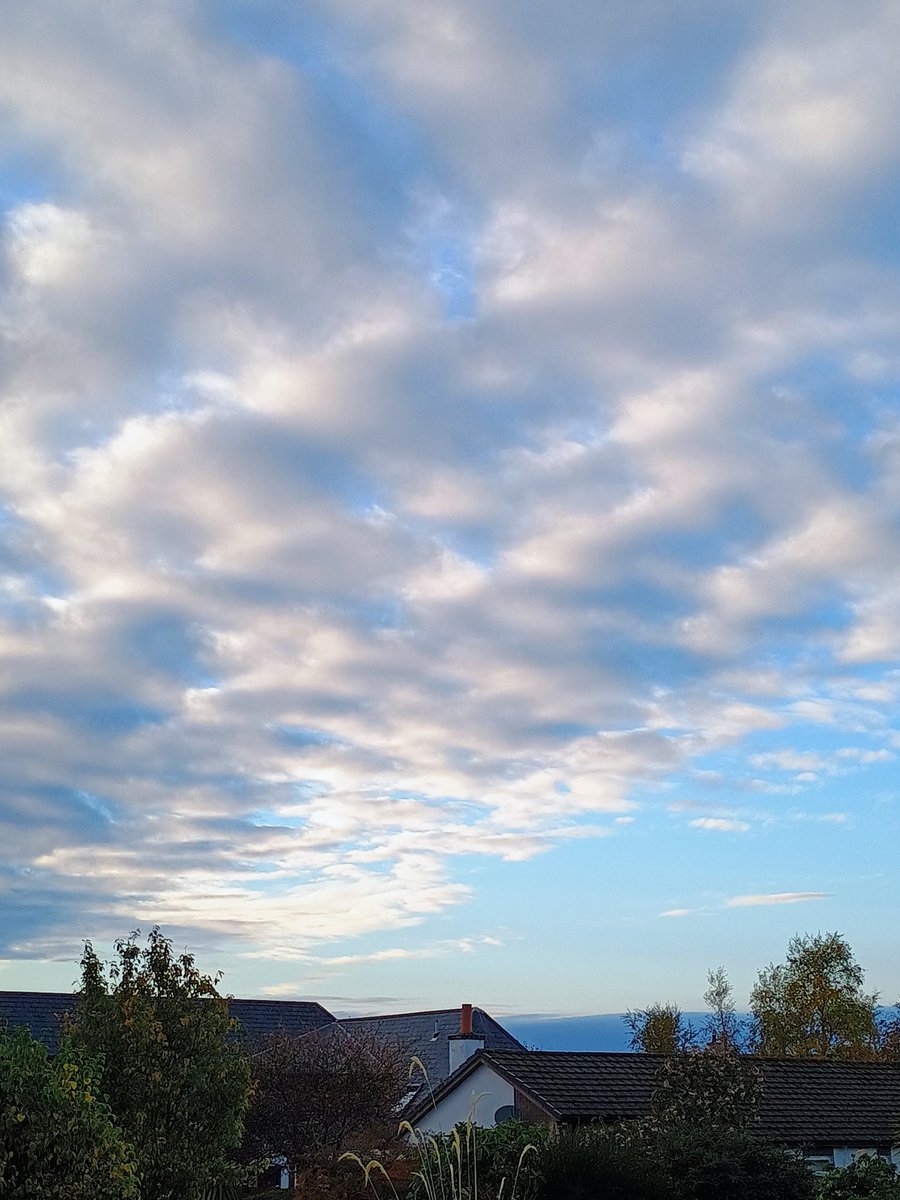 KHD_2017's tweet photo. Lovely sky earlier this evening #cloudage @LakesStiles https://t.co/bVKv1mjPh9