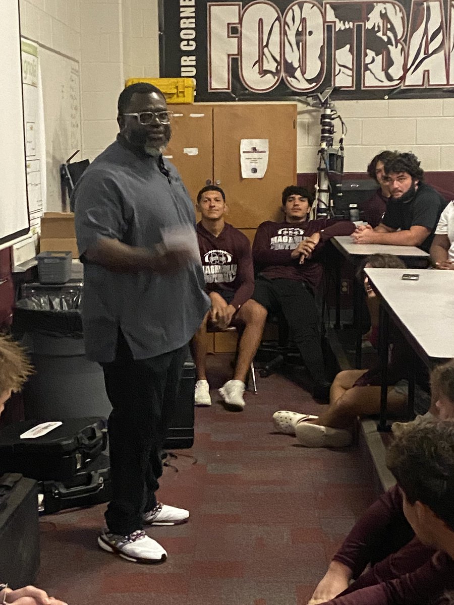 CoachMartin_18's tweet image. Blessed to have @ChipBaker19 come talk to the Bulldogs today!  Always great to listen to him share his heart to young men.  #PushThru #GoGetIt @DogFootball @MagISDAthletics @MagnoliaHighTX