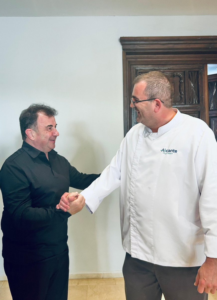 Ayer recibimos la visita de Martín Berasategui, un referente único como profesional y como persona👨‍🍳. Gracias Martín por tu amabilidad y por compartir estas imágenes con nuestro querido Chef, Ginés Lorente. Garrote!! 💪#MeliaAlicante #SoulMatters