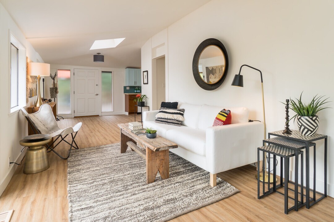 AmluckRealtyInc's tweet photo. 20 Cosmetic Upgrades to Sell Your Home in Record Time

Caution: Project results may make your home so beautiful, you won't want to leave. https://t.co/W3cQfiReRM

#homerenovations #interiordesign #homesellers #realestate https://t.co/g9fWWAdMSW