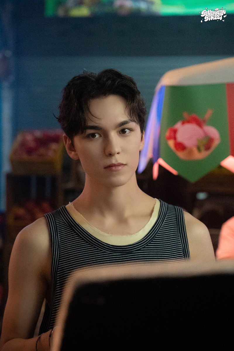 vernonsource's tweet photo. seventeen street photo dump #vernon #버논 https://t.co/QUc1lfqdjM