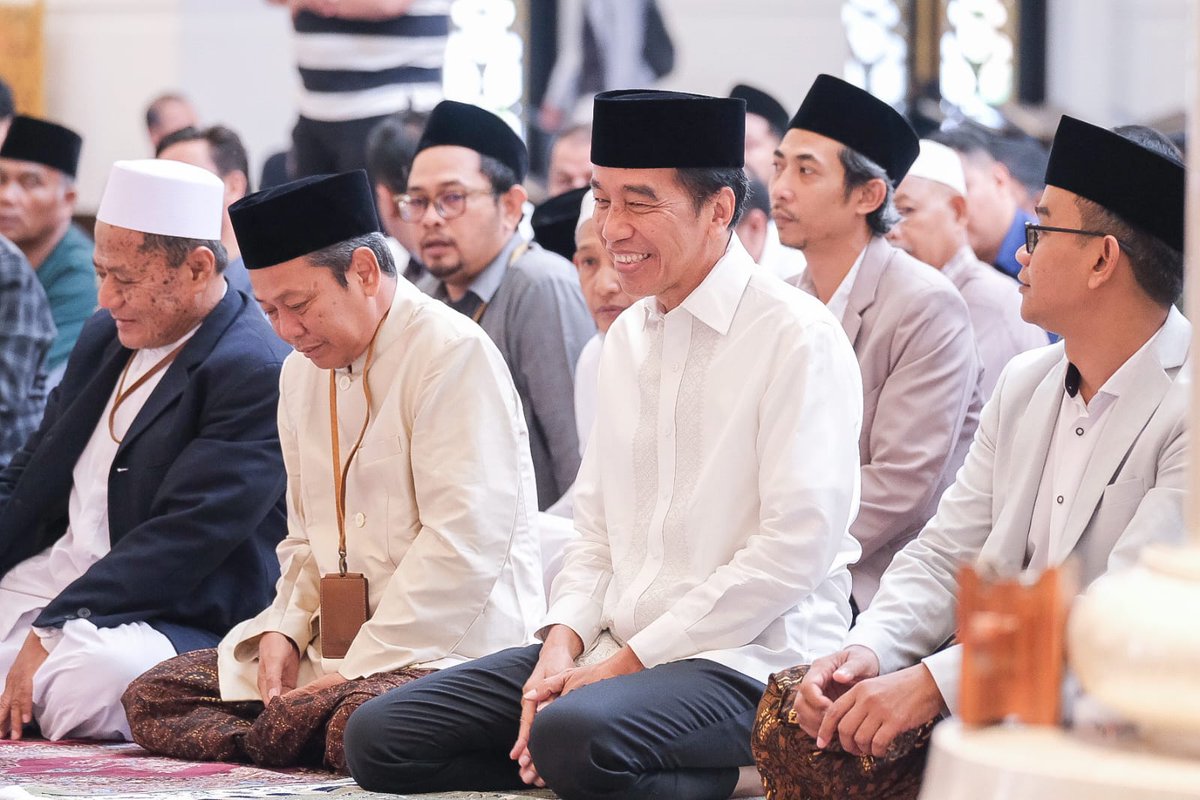 jokowi's tweet photo. Siang tadi saya menunaikan Salat Jumat di Masjid Raya Sheikh Zayed Solo. Saat berbincang dengan pengelola Masjid, saya senang mendengar berbagai kegiatan yang aktif dilaksanakan. Media sosial masjid juga aktif dikelola dengan baik. Terima kasih juga kepada masyarakat sekitar yang sudah ramai untuk berjumpa dan berfoto di Masjid. Semoga semua diberikan kesehatan.