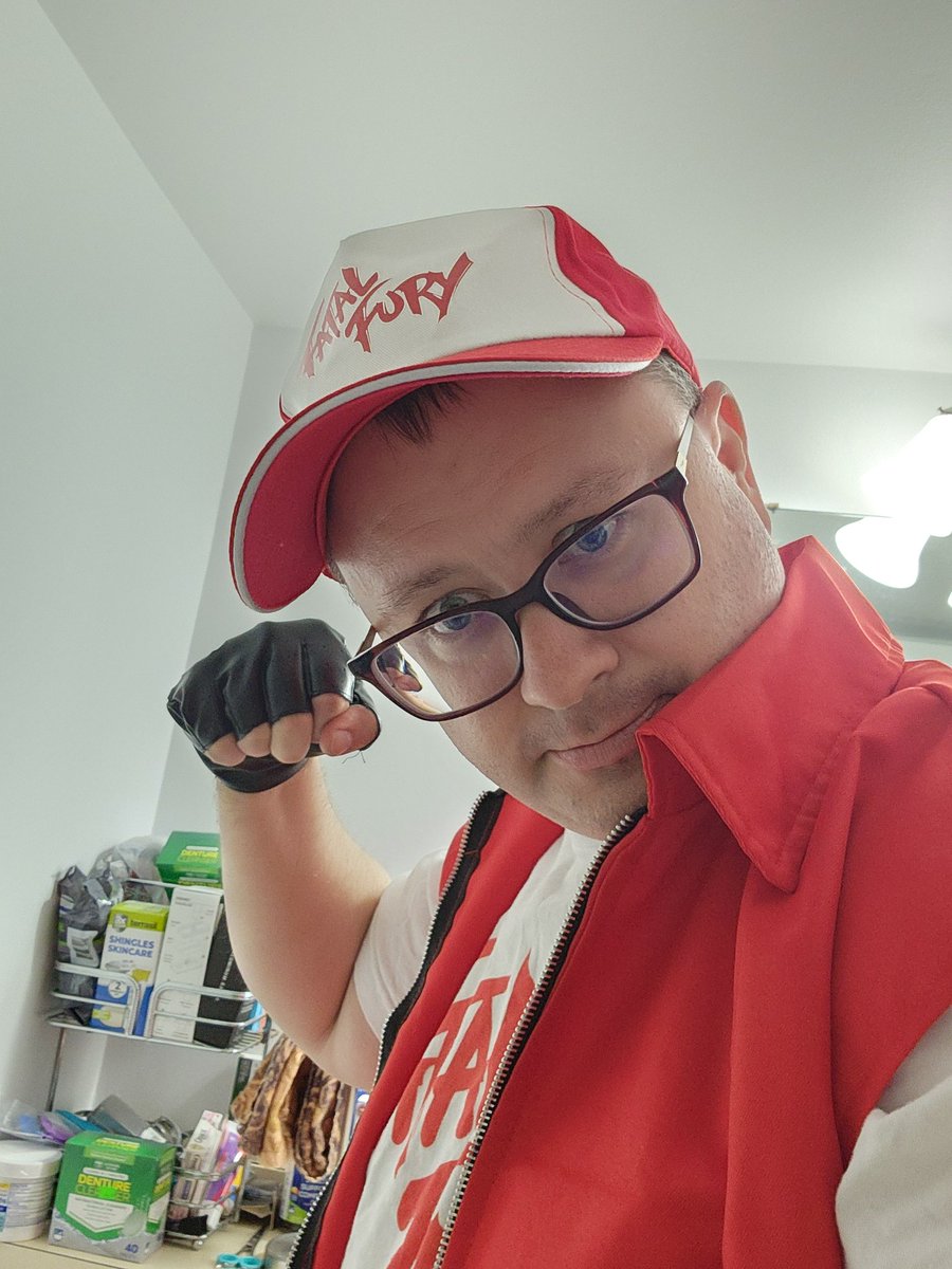 MattLuckX's tweet photo. This years Halloween Costume Cosplay peeps Terry Bogard https://t.co/DQvMFdOKkN