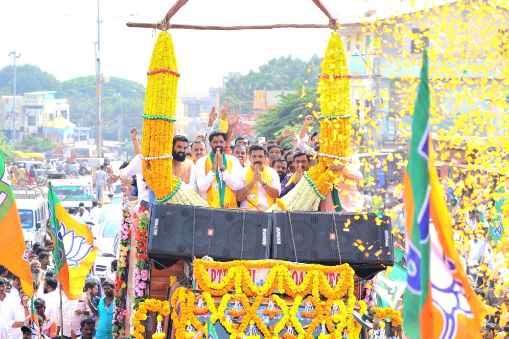 BJP4Karnataka's tweet photo. ರಾಜ್ಯಾಧ್ಯಕ್ಷರಾದ ಶ್ರೀ @BYVijayendra ಅವರು ಇಂದು ಸಂಡೂರು ವಿಧಾನಸಭಾ ಕ್ಷೇತ್ರದ ಉಪಚುನಾವಣೆ ಅಂಗವಾಗಿ ನಡೆದ ಬೃಹತ್ ರ್ಯಾ ಲಿಯಲ್ಲಿ ಪಾಲ್ಗೊಂಡು, ಬಳಿಕ ಅಭ್ಯರ್ಥಿ ಶ್ರೀ ಬಂಗಾರು ಹನುಮಂತು ಅವರ ನಾಮಪತ್ರ ಸಲ್ಲಿಕೆ ಕಾರ್ಯಕ್ರಮದಲ್ಲಿ ಭಾಗವಹಿಸಿದರು. 

ಈ ಸಂದರ್ಭದಲ್ಲಿ ಮಾಜಿ ಸಚಿವರಾದ ಶ್ರೀ ಬಿ. ಶ್ರೀರಾಮುಲು, ಶ್ರೀ @GaliJanardhanar , ಮಾಜಿ ಕೇಂದ್ರ ಸಚಿವರಾದ ಶ್ರೀ @bhagwantkhuba , ರಾಜ್ಯ ಪ್ರಧಾನ ಕಾರ್ಯದರ್ಶಿಗಳಾದ ಶ್ರೀ @karkalasunil , ಪರಿಷತ್ ಸದಸ್ಯರಾದ ಶ್ರೀ @naveenkottige , ರಾಜ್ಯ ಕಾರ್ಯದರ್ಶಿಗಳಾದ ಶ್ರೀ ಶರಣು ತಳ್ಳಿಕೆರೆ, ಶ್ರೀ ಕೆ.ಎಸ್. ದಿವಾಕರ್, ಅಭ್ಯರ್ಥಿ ಶ್ರೀ ಬಂಗಾರು ಹನುಮಂತು, ಶಾಸಕರು, ಮಾಜಿ ಶಾಸಕರು, ಮಾಜಿ ಸಚಿವರು, ಜಿಲ್ಲಾಧ್ಯಕ್ಷರು, ಪದಾಧಿಕಾರಿಗಳು ಮತ್ತು ಪ್ರಮುಖರು ಉಪಸ್ಥಿತರಿದ್ದರು.

#Byelections2024 #SanduruByElection