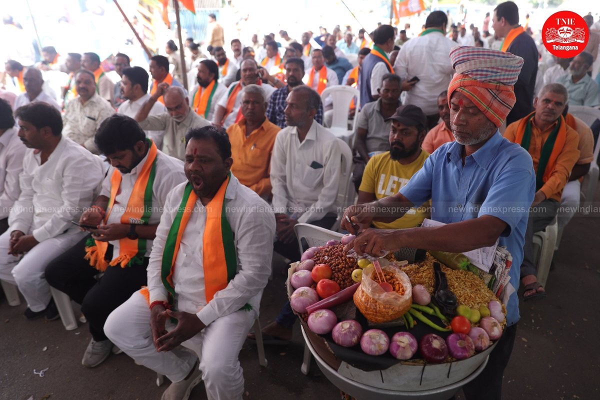 sriloganathan6's tweet image. A vendor prepares churmuri snacks while @BJP4Telangana members attend a dharna against the #MusiRiverfrontDevelopmentProject at Dharna Chowk in #Hyderabad

@NewIndianXpress @XpressHyderabad @Kalyan_TNIE @santwana99 @shibasahu2012 @PrasannaRS2