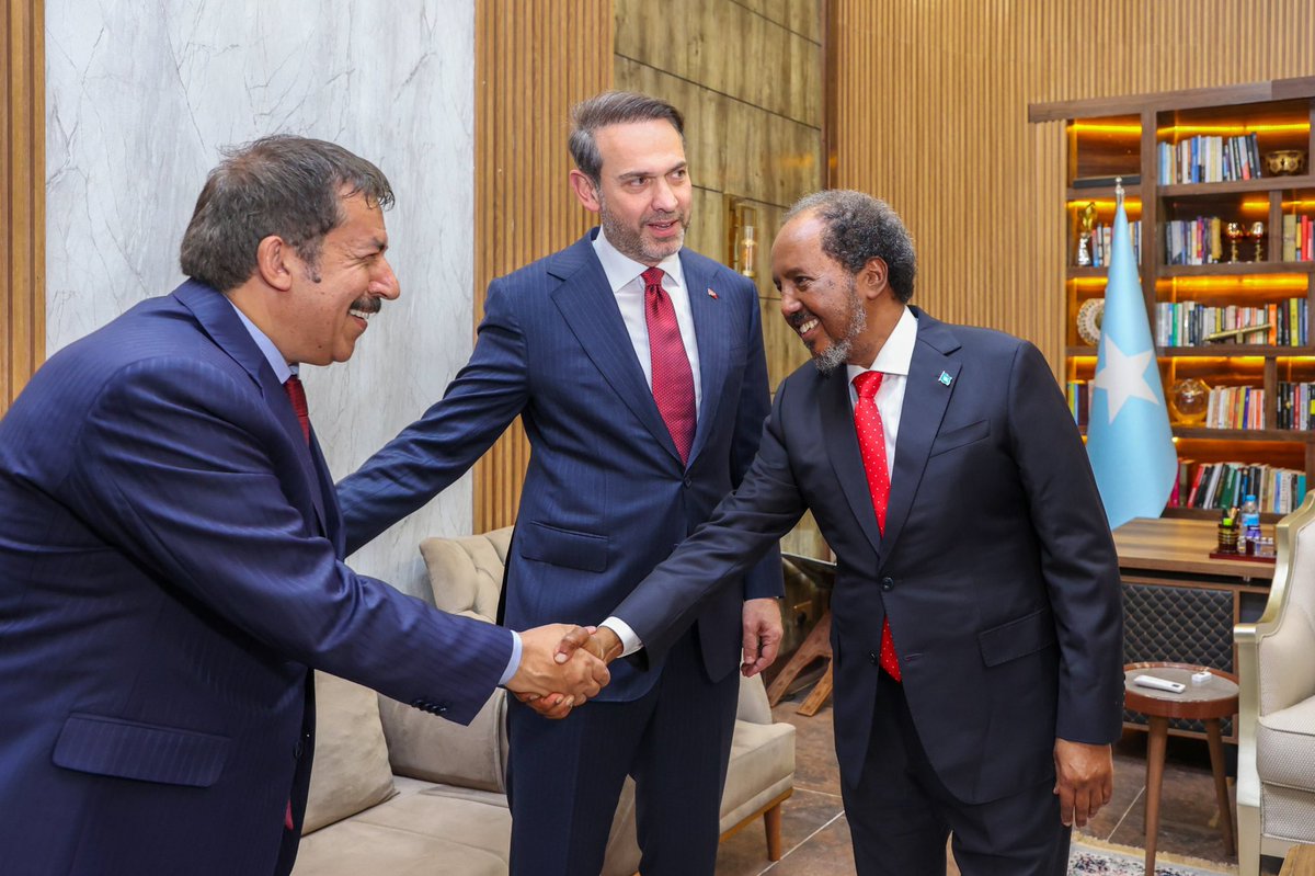 TheVillaSomalia's tweet photo. President @HassanSMohamud received Alparslan Bayraktar, Türkiye’s Minister of Energy and Natural Resources, at Villa Somalia Presidential Palace. They discussed further enhancing Somalia-Türkiye strategic cooperation in key areas, including energy sector development. 

The President will later preside over a reception ceremony for the Oruç Reis seismic vessel, which arrived off the coast of Somalia.