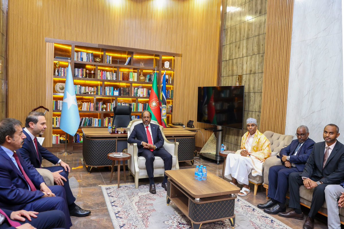 TheVillaSomalia's tweet photo. President @HassanSMohamud received Alparslan Bayraktar, Türkiye’s Minister of Energy and Natural Resources, at Villa Somalia Presidential Palace. They discussed further enhancing Somalia-Türkiye strategic cooperation in key areas, including energy sector development. 

The President will later preside over a reception ceremony for the Oruç Reis seismic vessel, which arrived off the coast of Somalia.
