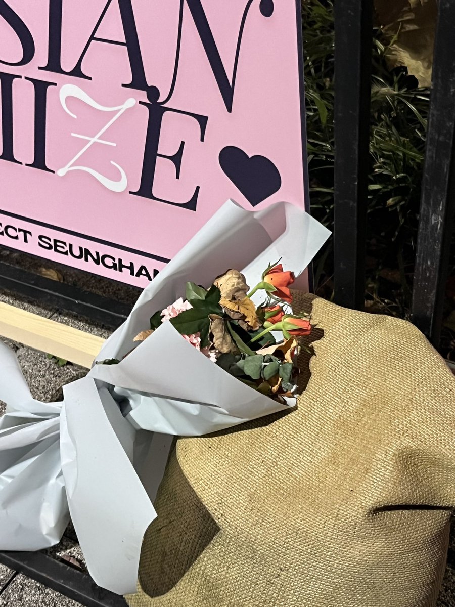 hanishearts's tweet image. someone brought flowers for seunghan 🥹

#BringBackSeunghan
#SMSupportsBullying
#SM아티스트의인권보호요구