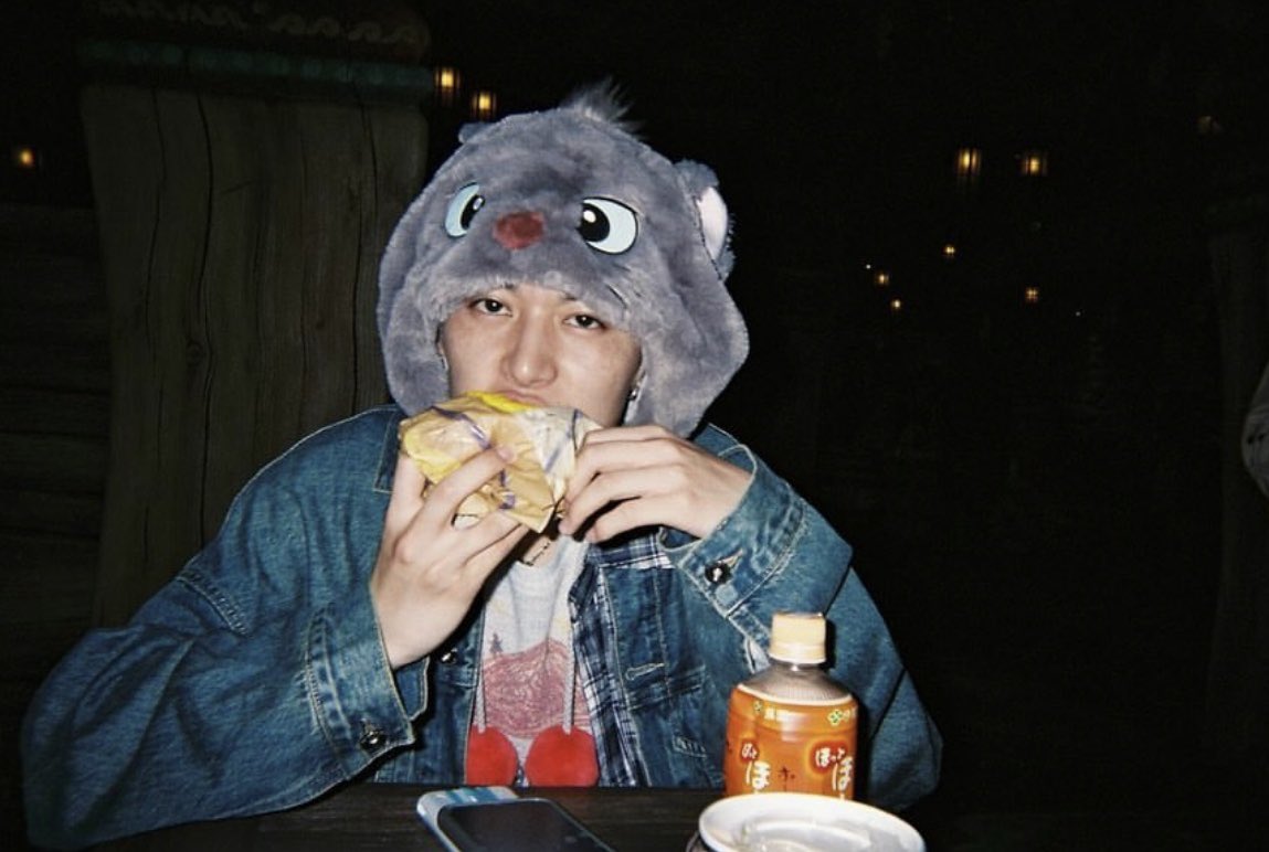 kiori0626's tweet photo. かやゆー、りゆちゃんディズニーデート
どっちも写真撮るのうまいしエモすぎる
同じバーガー食べてお互い写真撮りあってるの可愛い ラブラブだね https://t.co/dIl1y9k71t