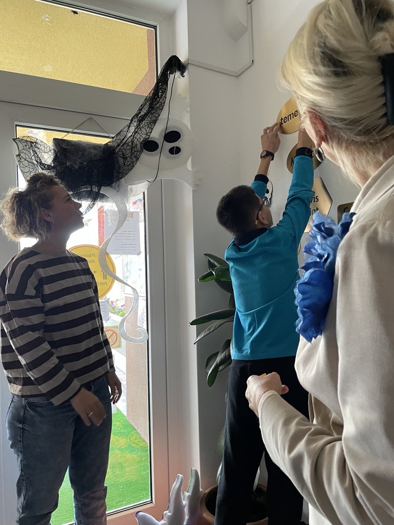 At Temenos, we are committed to working for the benefit of the communities around us. Today, our #Temenosians spent the day at CONIL Secondary School in Bucharest, engaging in a Virtual Reality (VR) classroom set up by Temenos for students with special educational needs.