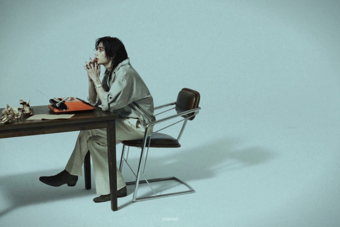 This pic of hyunjin is so artistic