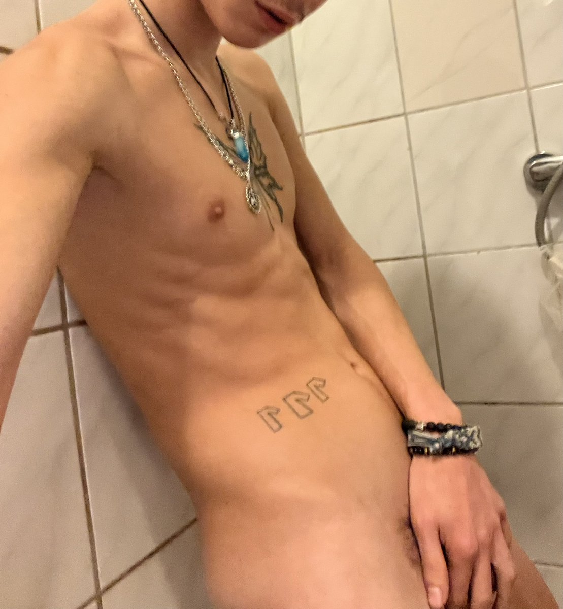 222shamilgabber's tweet photo. Es ist freitag und ich will mir was geiles gönnen welche sklaven zahlen mir mein wochenende gegen Geiles zeug?😈😏😛#sklave #boys #feet #füsse #boxer #dirty #money #dominant #woistmeinsklave https://t.co/V0svcHR4Mc