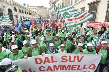 FIMCislStampa's tweet photo. 🚗✊ Piena solidarietà dai metalmeccanici #FIM ai lavoratori della componentistica auto🚘 della chimica e gli amici della #FEMCA oggi in sciopero e grande manifestazione a Roma. 
Insieme lottiamo 👊🏾 per un futuro socialmente e ambientalmente sostenibile ! 💪🔧  #ScioperoAuto https://t.co/tvs1KKZ2TW