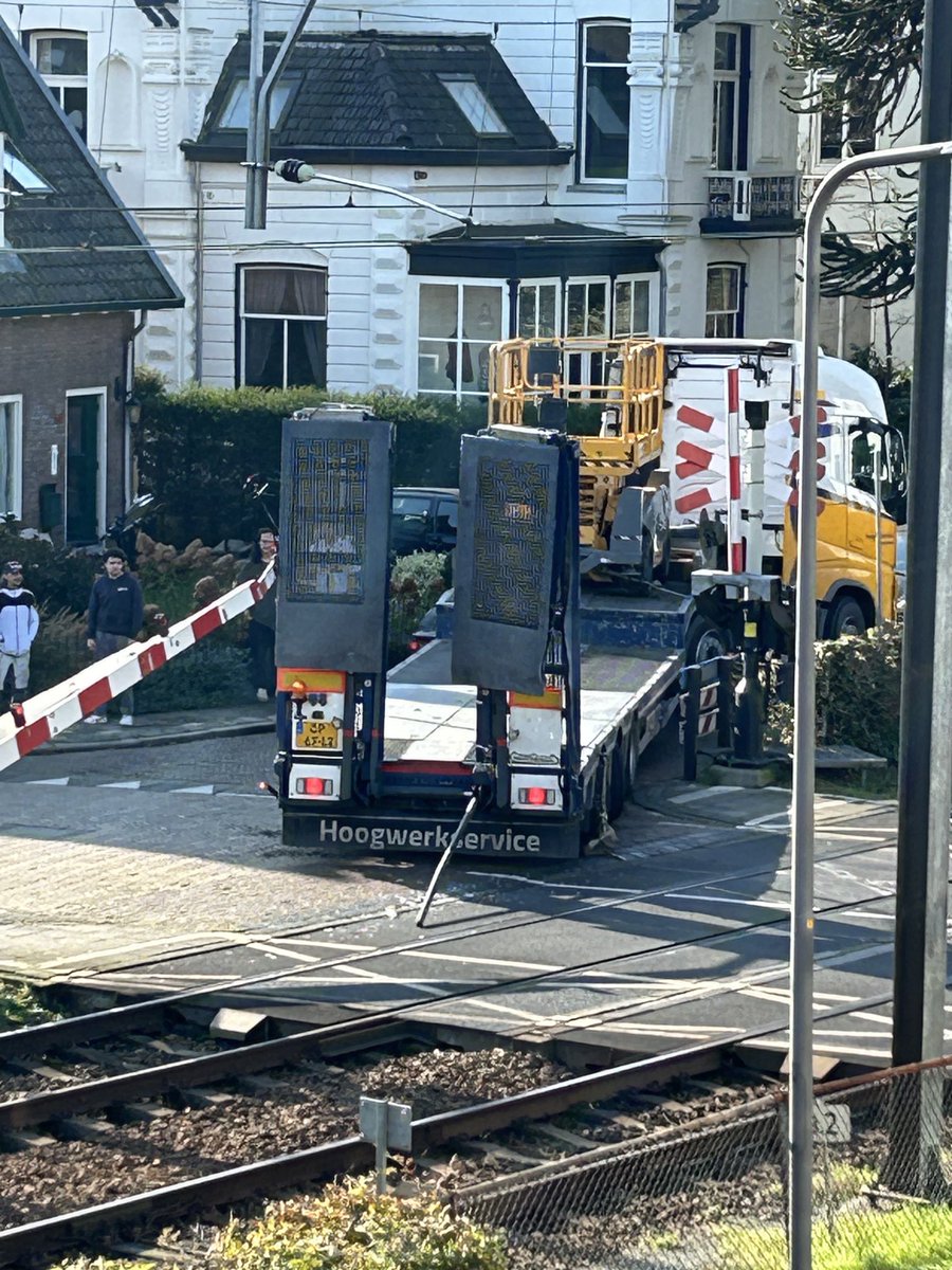 Voor mijn deur knalt er een sneltrein tegen een vrachtauto. Enorme knal. Gelukkig geen goederentrein met gevaarlijke stoffen.